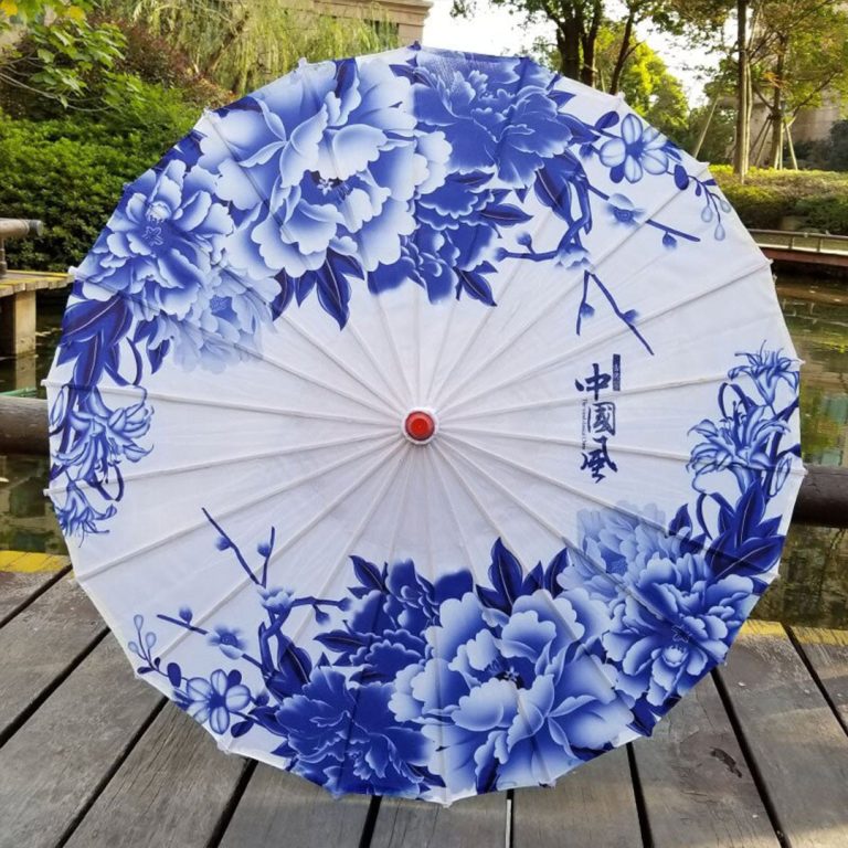 Witte Japanse Parasol Met Blauwe Bloemen